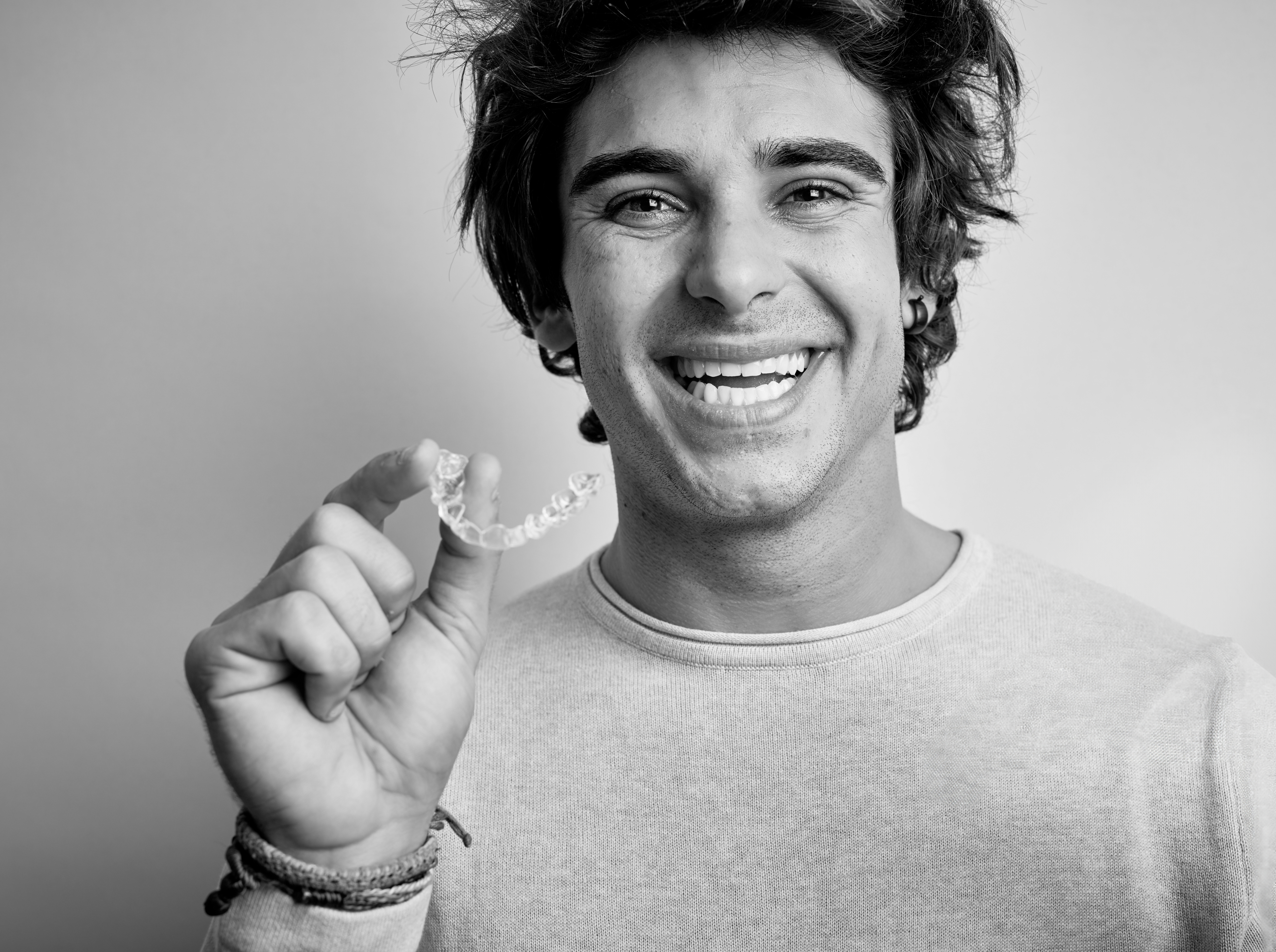 Mann mit Aligner in der Hand